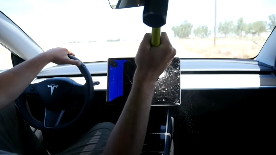 VIDEO: Ce se întâmplă dacă spargi display-ul unei Tesla în timp ce mașina merge?