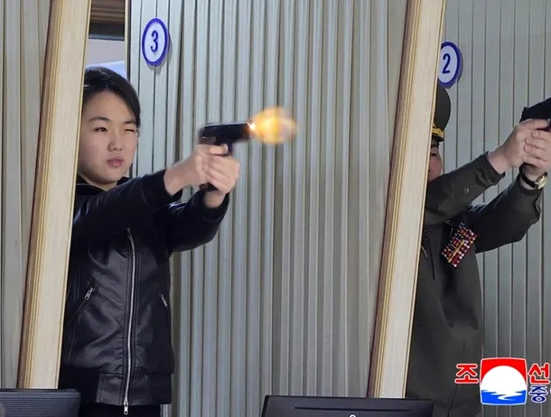 Kim Jong Un și fiica sa de 13 ani, Ju Ae, au testat pistoale la o fabrică de arme