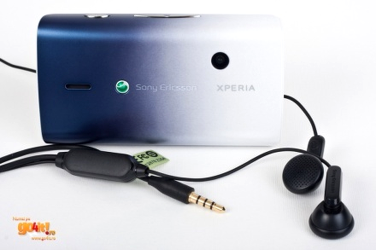 Sony Ericsson Xperia X8 şi headset-ul din pachet