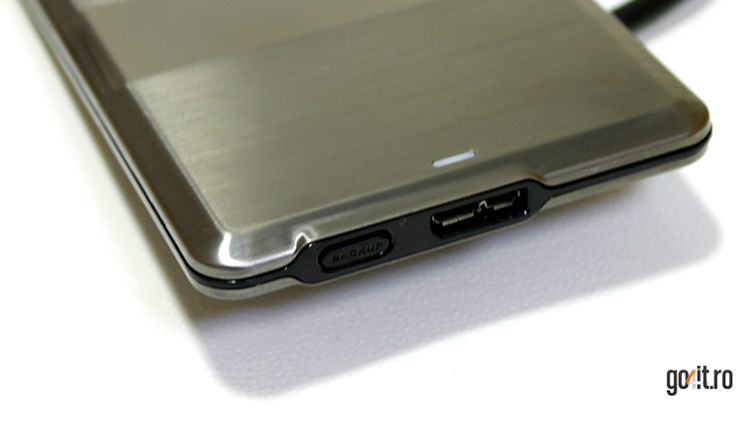 ADATA DashDrive Elite HE720 - conectorul USB 3.0 şi butonul pentru funcţia Backup