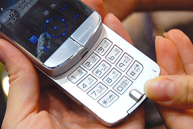 Wellness Navigator: un slide-phone subtire si elegant, care are grija de sanatatea utilizatorilor. Inca nu se stie ce factor de radiatie SAR are.