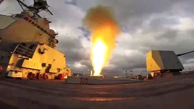 Tehnologiile prin care un distrugător american a evitat zilele trecute să fie distrus de o rachetă lansată din Yemen