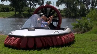 Pentru 32.000 de dolari poţi avea propriul hovercraft [VIDEO]