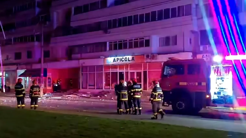 Foto-video / Dronă prăbușită peste un bloc din Galați. Explozie, incendiu și zeci de persoane evacuate