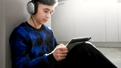 Jumătate dintre adolescenții români spun că petrec prea mult timp în fața ecranelor. Mulți nu realizează efectele negative
