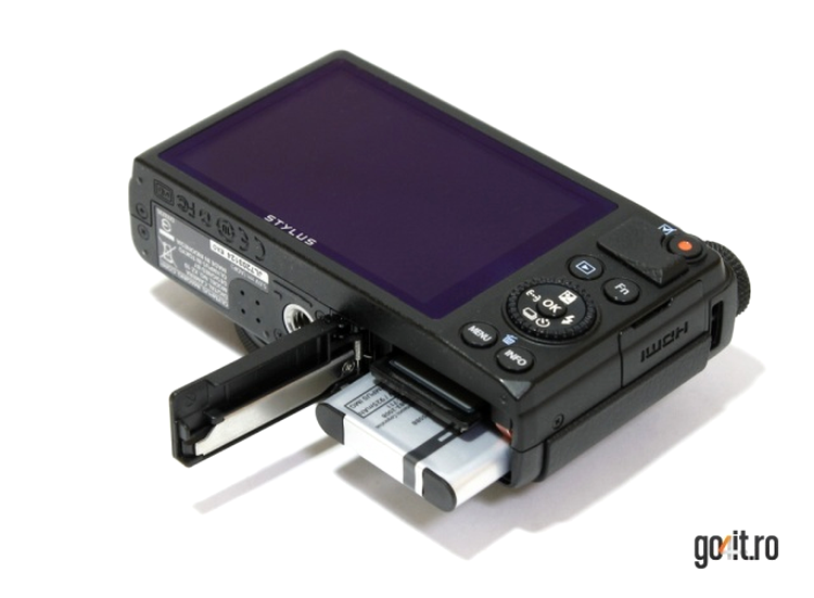 Olympus XZ-10 - detaliu cu bateria şi cardul