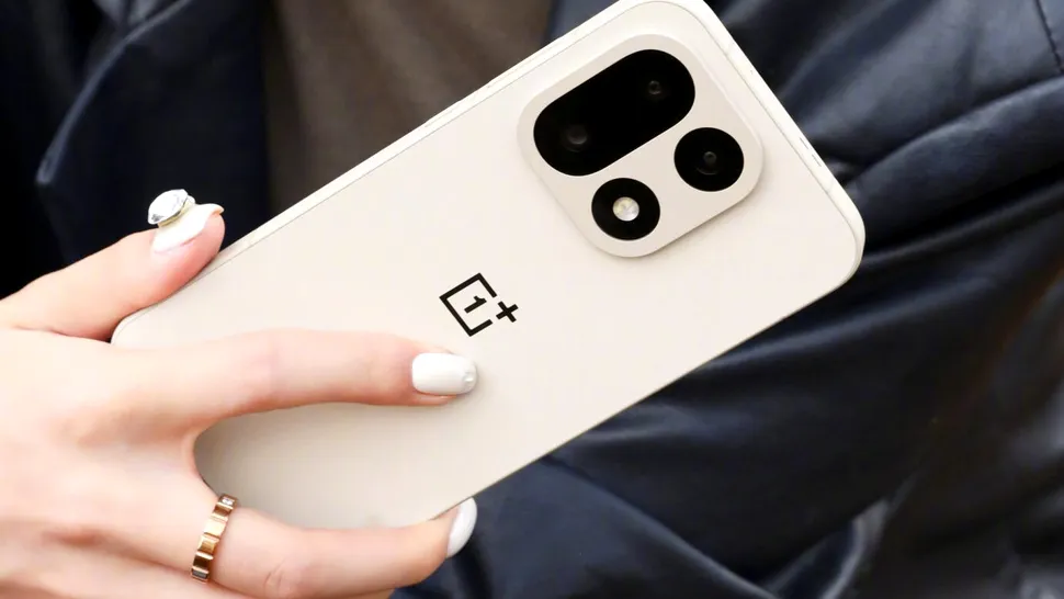 OnePlus 15 – specificațiile hardware și fotografiile oficiale “scapă” pe Internet înainte de lansare
