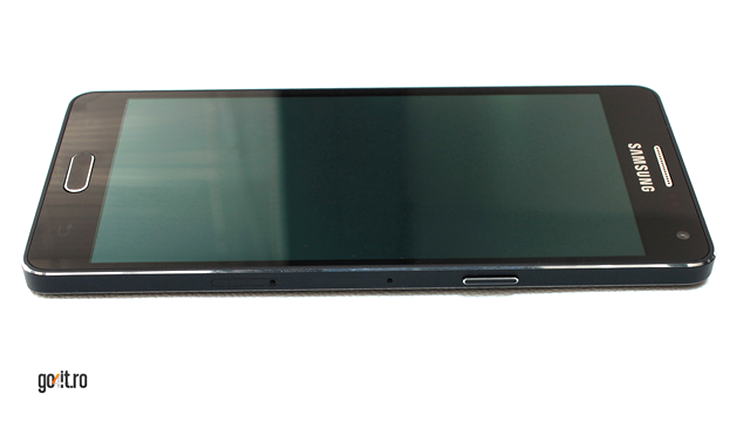 Samsung Galaxy A5 - Pe laterala din dreapta se găsesc două tăvi: pentru SIM şi microSD