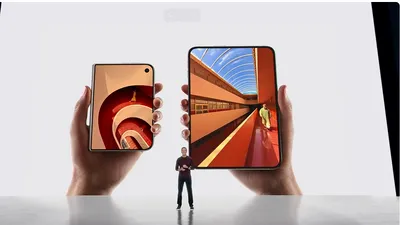 Ecranul telefonului pliabil Apple iPhone Duo pare destul de întunecat în lumină puternică