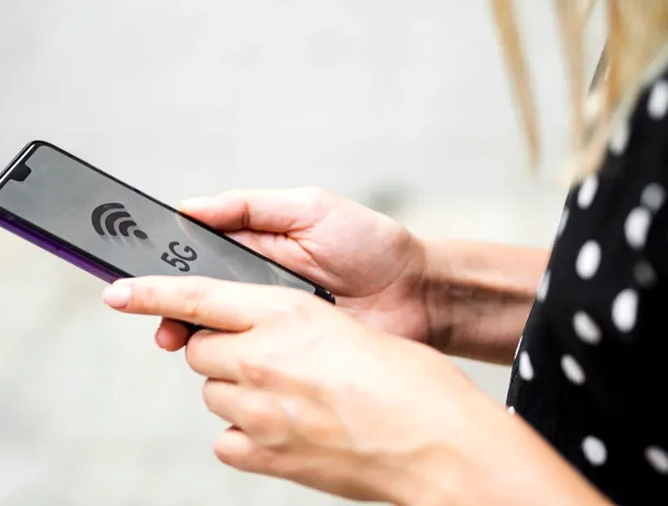 A doua cea mai mare bancă din România lansează servicii eSIM din aplicație. Cât costă 1 GB în Turcia sau SUA?