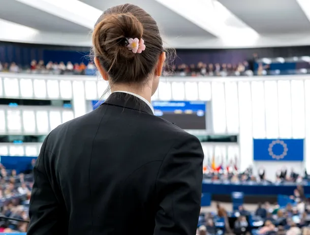 ANALIZĂ: Proiectul de lege „zombi” „Chat Control 1.0” a fost strecurat pe furiș prin Parlamentul European, permițând companiilor să scaneze datele utilizatorilor fără mandate