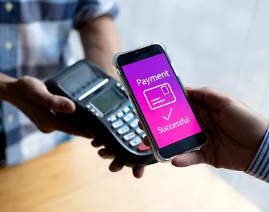 Revolut face modificări – poate închide contul la solicitarea autorităților și poate folosi banii din alt cont