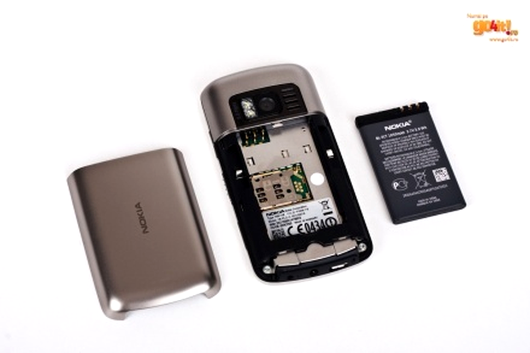 Nokia C6-01 - bateria şi capacul metalic