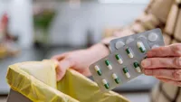 Amendă de 1.000 lei dacă arunci la gunoi medicamente expirate. Ce trebuie să faci cu ele, de fapt