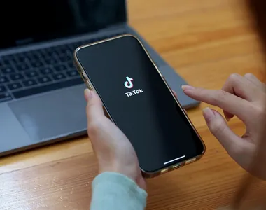 „Medicii” falși generați de IA, care promovează tratamente false pe TikTok, reprezintă un „pericol imens pentru siguranța publică”, avertizează experții