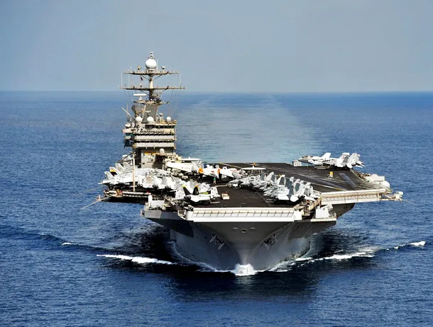 Cum își menține un superportavion de 100.000 de tone echilibrul în valuri uriașe și vânturi puternice