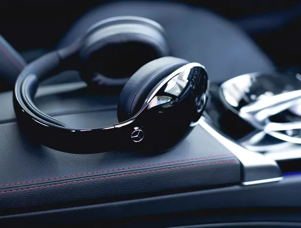Mercedes-Benz 2, noile căști cu un logo foarte cunoscut