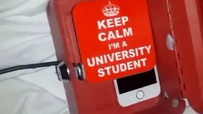 Student reținut după ce și-a filmat pe ascuns colegele cu un iPhone ascuns într-o cutie