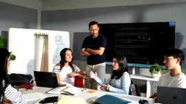 Silicon Valley lansează o alternativă educațională la facultățile tradiționale. Se adresează tinerilor pasionați de AI și tehnologie