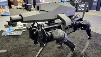 Câine robot echipat cu armă cu lunetă, prezentat de două companii
