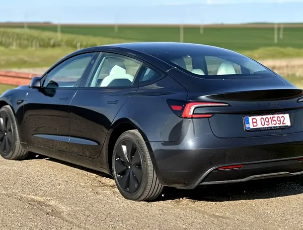 Tesla aduce Grok pe mașinile din România. Asistentul AI cu personalități „Sexy” și „Romantic” ajunge printr-un update gratuit