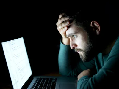 Noile reguli UE obligă platformele online să alerteze poliția în caz de amenințări la viața utilizatorilor