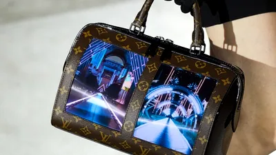 Louis Vuitton propune geanta cu ecrane flexibile OLED la exterior