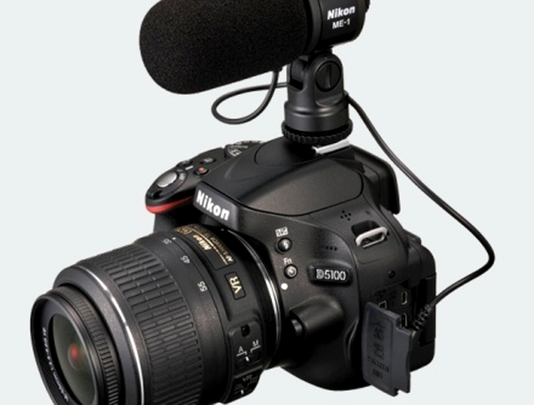 Nikon D5100 cu noul microfon extern ME-1