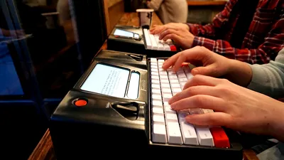 S-a lansat Freewrite, maşina de scris inteligentă care salvează în cloud şi oferă integrare Google Docs