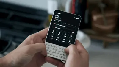 Minimal a prezentat Phone 2, noul model cu ecran OLED de 3,92 inci și tastatură QWERTY