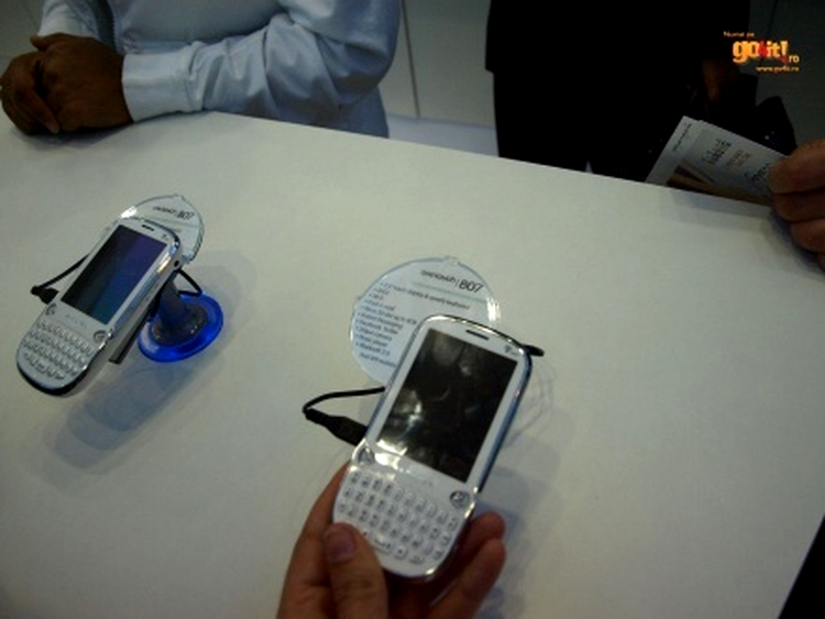 Alcatel OneTouch 807 - un feature phone cu tastatura QWERTY