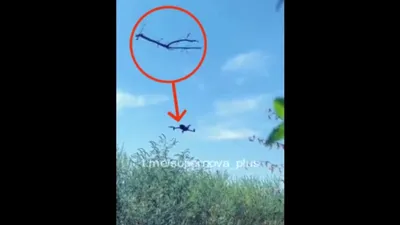 VIDEO: Momentul când o dronă rusească este doborâtă cu un băț de un soldat ucrainean. Motivul alegerii acestei „arme”