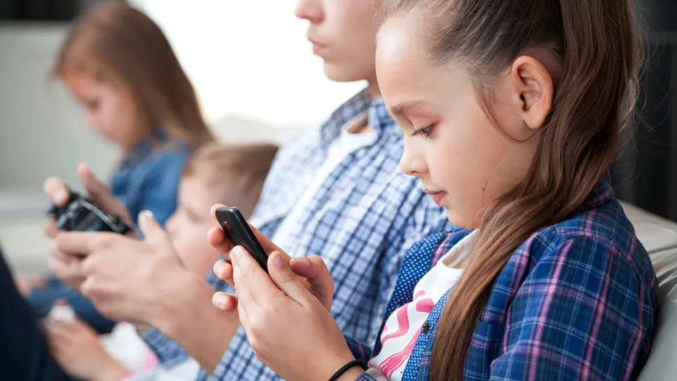 Raed Arafat cere o lege care să limiteze accesul copiilor la rețelele de socializare: „Nu este vorba despre cenzură. Este vorba despre protecție”