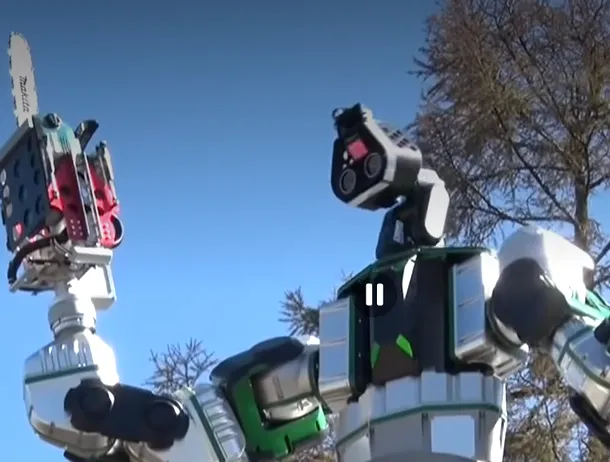 Japonia testează roboți autonomi echipați cu drujbe pentru lucrări feroviare