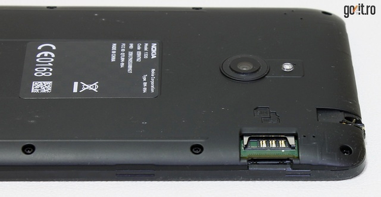 Nokia Lumia 1320: locaşurile Micro SIM şi MicroSD