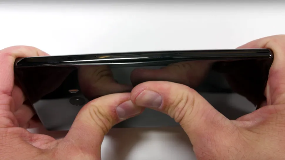 Rezistenţa lui Xiaomi Mi MIX, noul smartphone cu display edge-to-edge, testată cu rezultate încurajatoare