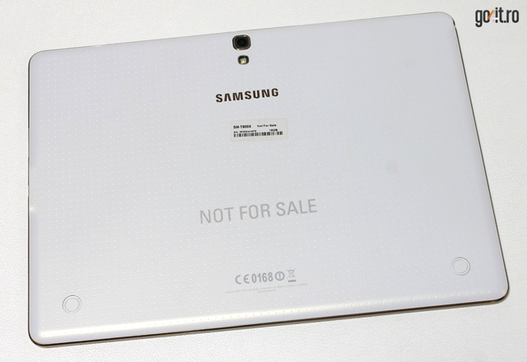 Samsung Galaxy Tab S 10.5 - un spate plat cu un sistem nou pentru cuplarea accesoriilor