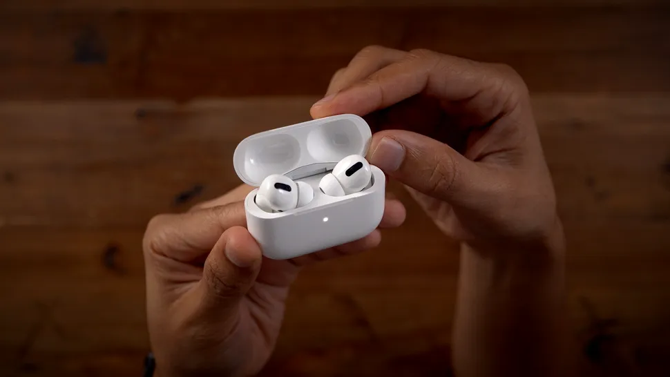 Căștile Apple AirPods vor putea fi „codate” după profilul urechii, ca metodă de autentificare biometrică