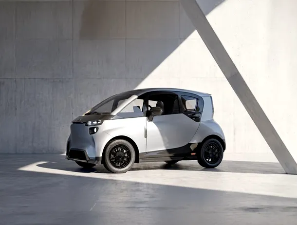 Un nou microcar electric vrea să rivalizeze cu modelele chinezești. Are un preț surprinzător și o construcție neobișnuită