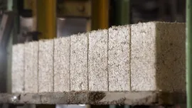 Interzis timp de 90 de ani, acest material de construcție revine cu o capacitate de izolare de 15 ori mai mare decât cea a betonului și cu secole de stocare a CO₂