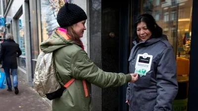 Oamenii străzii din Amsterdam au fost înzestraţi cu jachete pentru plăţi contactless
