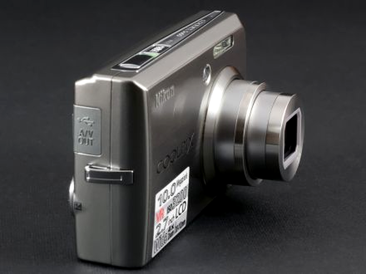 Nikon S600 – vedere laterală