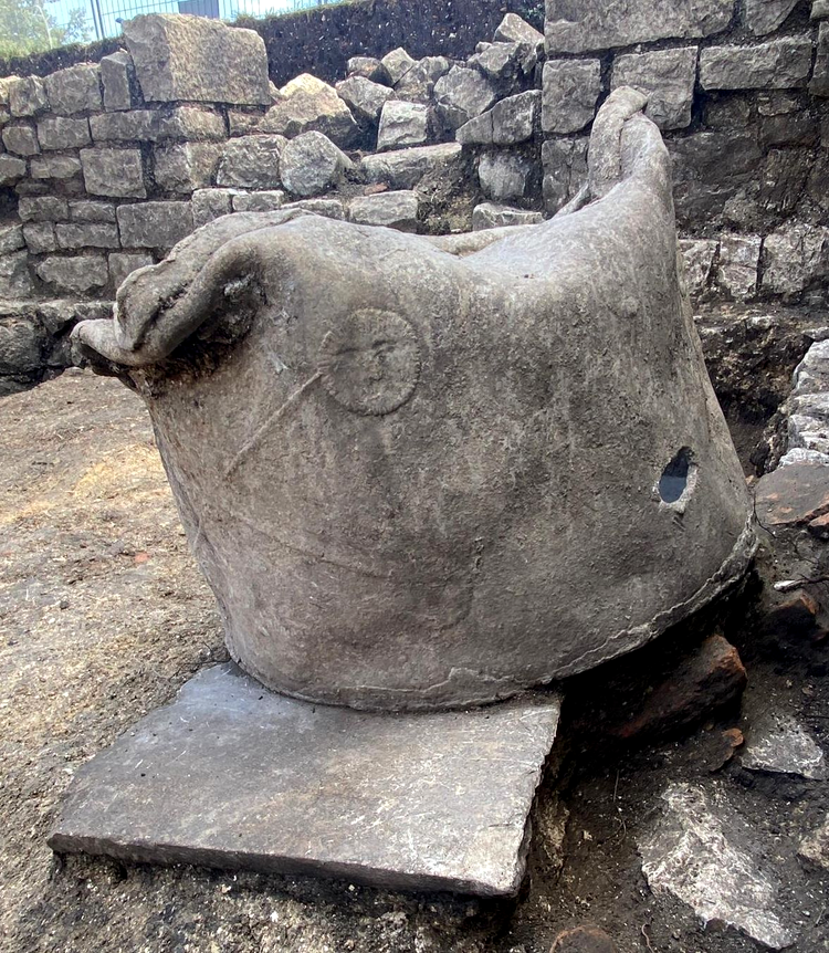 vas din plumb folosit der sistemul de incalzire a apei calde al unei vile romane