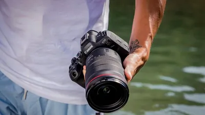 Noutăți Canon și Fujifilm pentru 2025: Cameră hibridă și modele premium