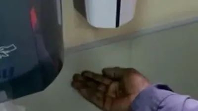 Un aparat „rasist” care eliberează săpun nu funcţionează cu mâinile persoanelor de culoare
