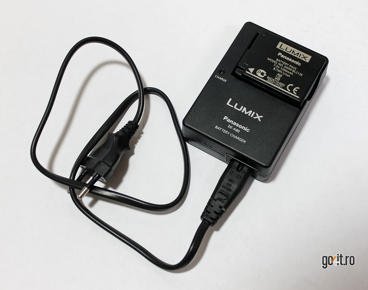 Panasonic Lumix G5, livrat cu acumulator Li-Ion de 1200 mAh şi încărcător extern