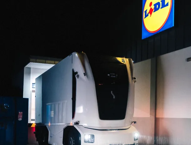 Premieră pe șosele: Lidl și Einride lansează primul camion autonom fără cabină din Germania