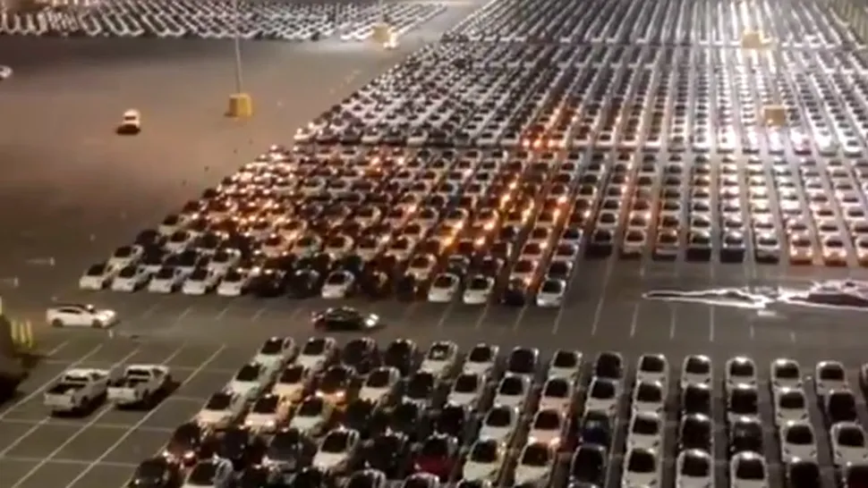 VIDEO: Moment inedit surprins într-o parcare Tesla: sute de mașini primesc o actualizare software simultan