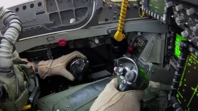 VIDEO: Manevrele pe care le face în carlingă un pilot de Super Hornet pentru a ateriza pe portavion, în plină furtună