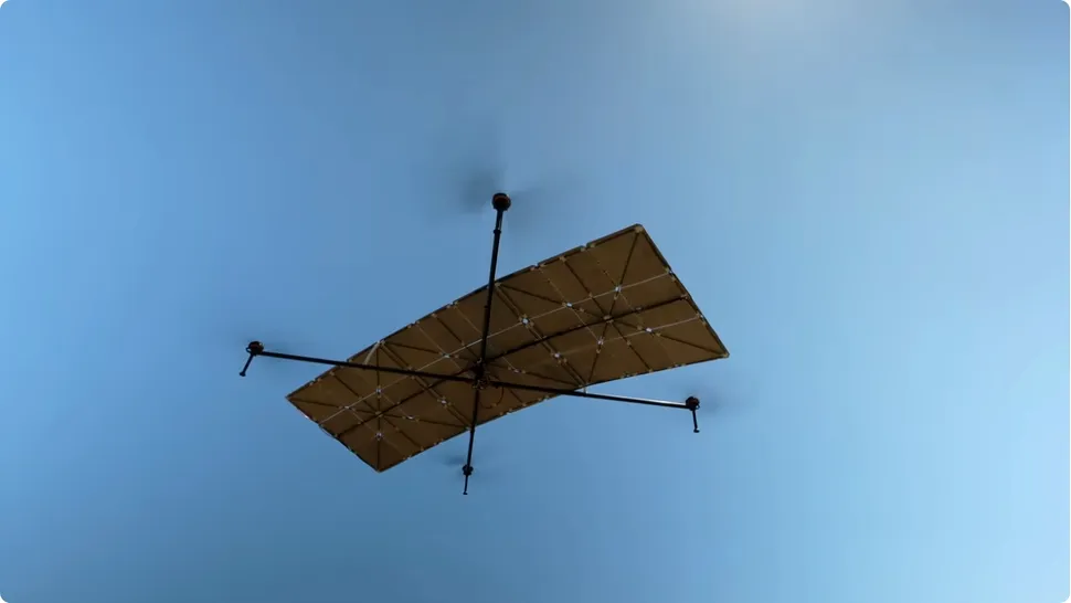 Prima dronă care zboară fără a avea baterie